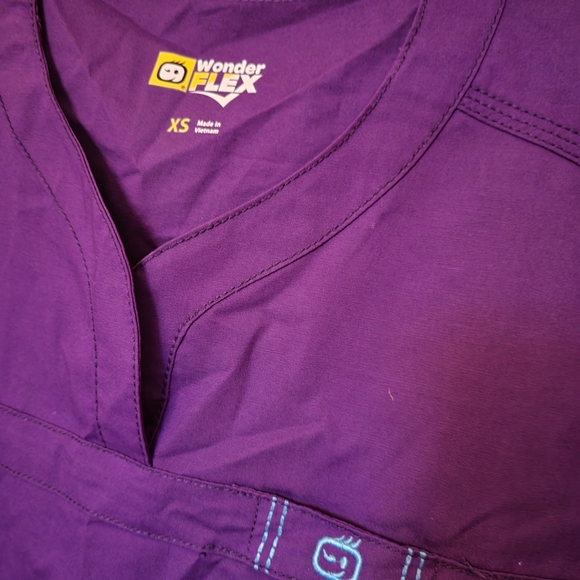 WonderFLEX Patience Women's 4-Pocket Notch-Neck Scrub Top - Picture 6 of 10